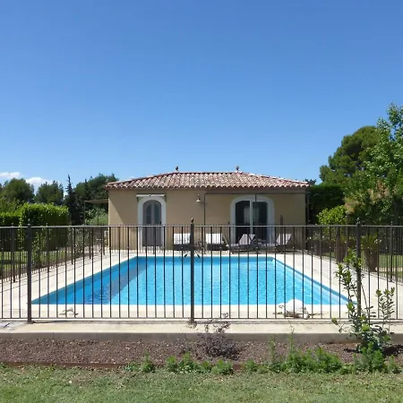 Pretty Holiday With Shared Pool, Holiday home L'Isle-sur-la-Sorgue