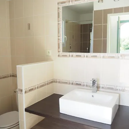 Pretty Holiday With Shared Pool, Holiday home L'Isle-sur-la-Sorgue